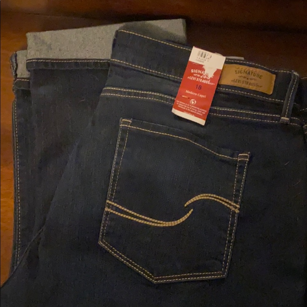 Levi capris new